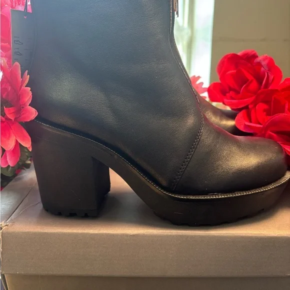 Vagabond Elegant Black Leather Zip up Ankle Boots - Picture 2 of 6